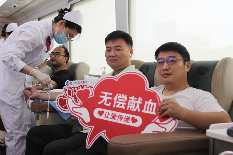 【球盟会藥業黨員干部職工積極參與無償獻血公益活動】的配圖